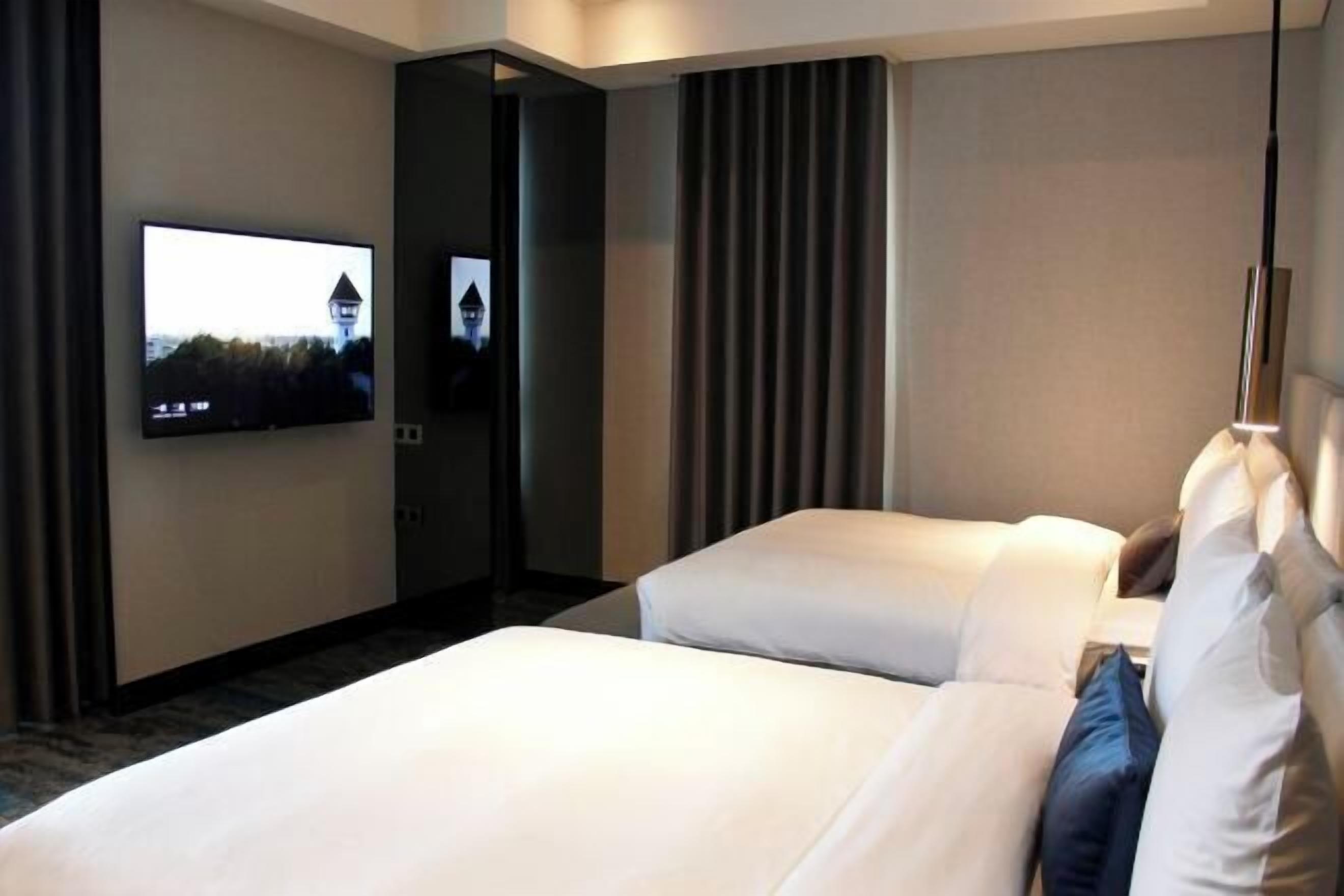 Desk, soundproofing, free WiFi, bed sheets