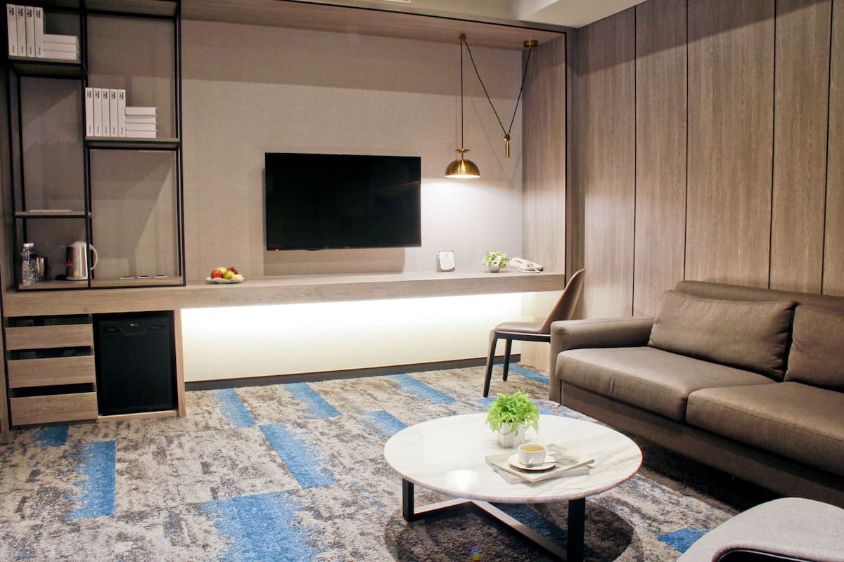 deluxe suite, 1 bedroom | living area | lcd tv