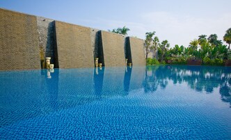 室外游泳池，06:30 至 22:00 开放，日光浴躺椅