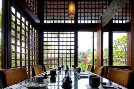 5 restaurants, breakfast, lunch, dinner served; international cuisine