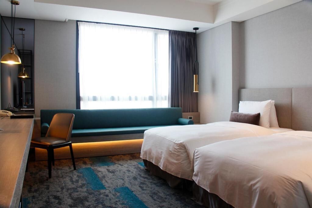 Desk, soundproofing, free WiFi, bed sheets