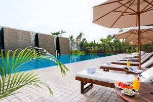 Outdoor pool, open 6:30 AM to 10 PM, pool loungers