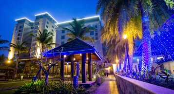 住宿正面 - 傍晚/夜晚