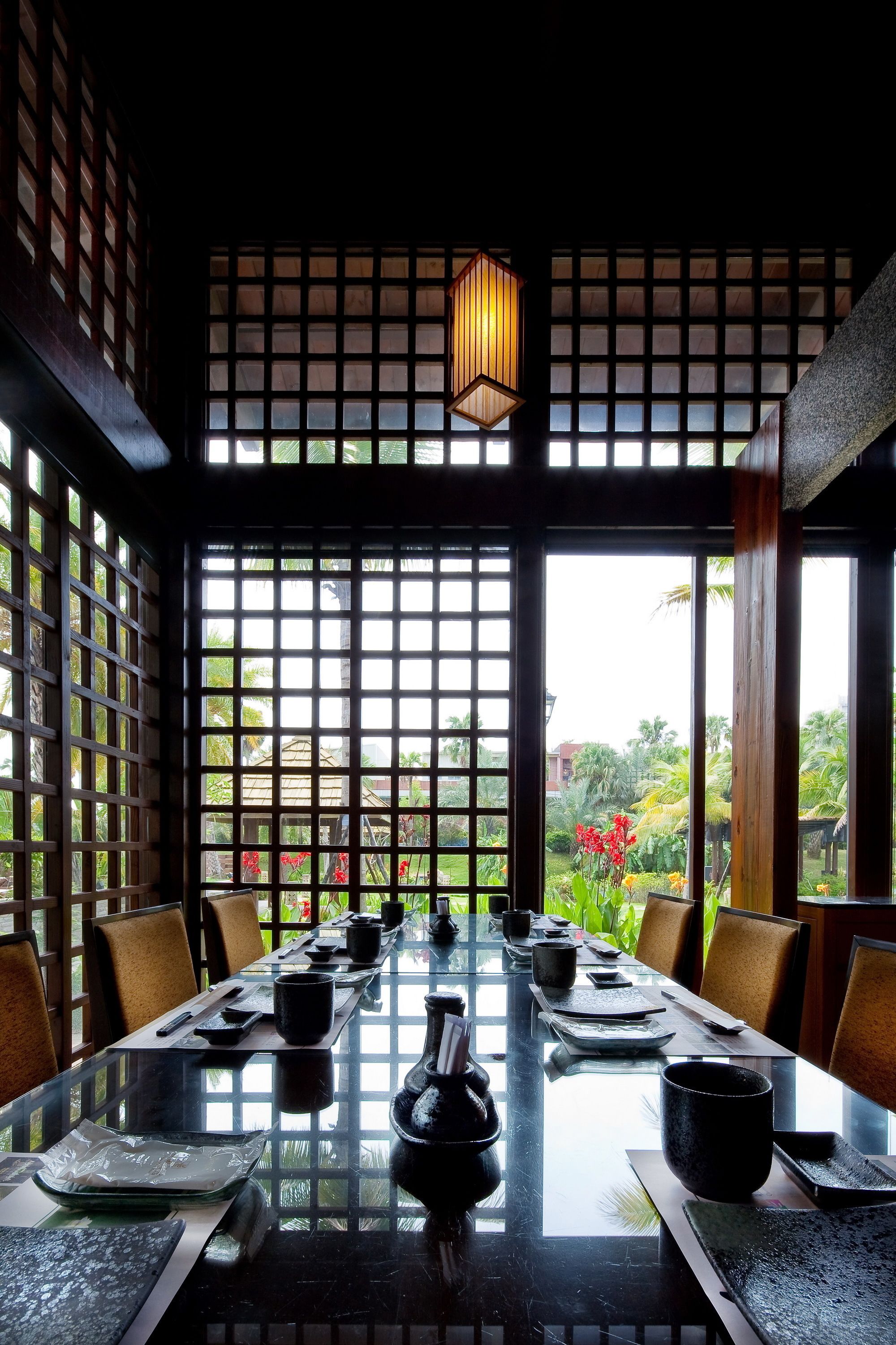 5 restaurants, breakfast, lunch, dinner served; international cuisine