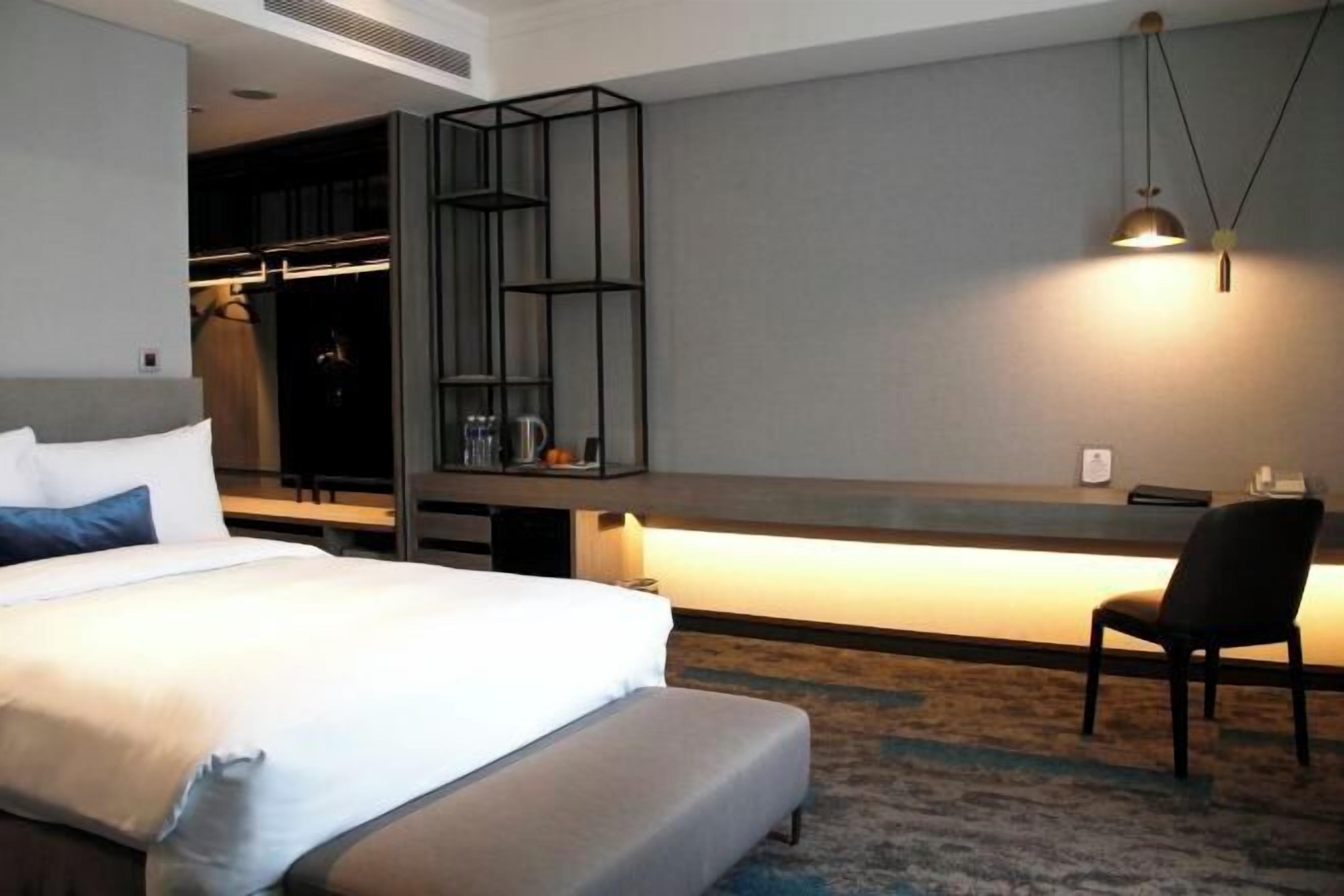 Desk, soundproofing, free WiFi, bed sheets