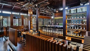 5 restaurants; breakfast, lunch and dinner served