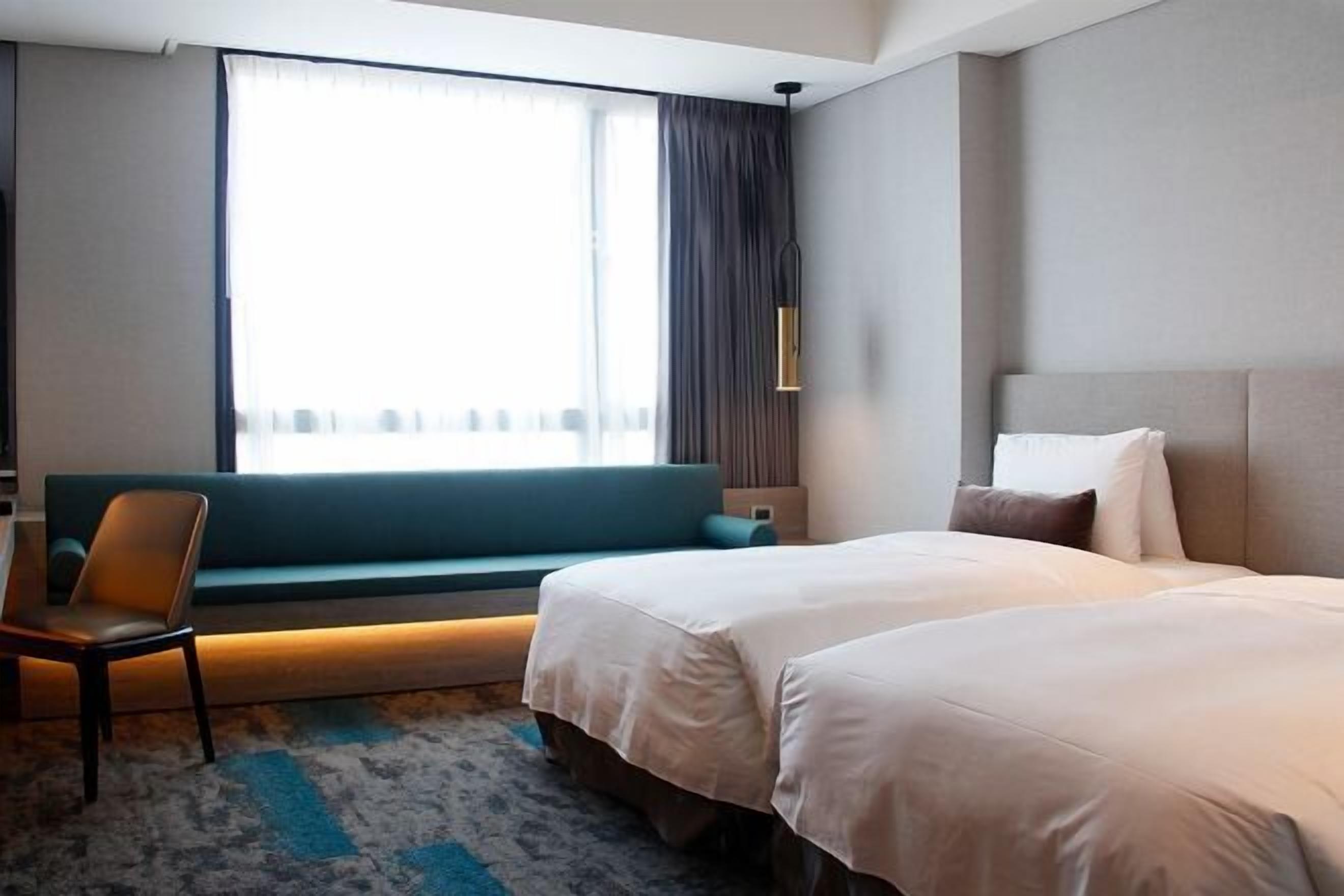 Desk, soundproofing, free WiFi, bed sheets