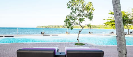 Piscine extérieure, chaises longues