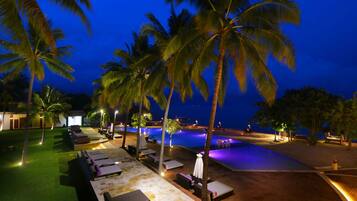 Piscina externa, espreguiçadeiras