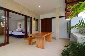 Vila, piscina particular | Frigobar, cofres nos quartos, escrivaninha