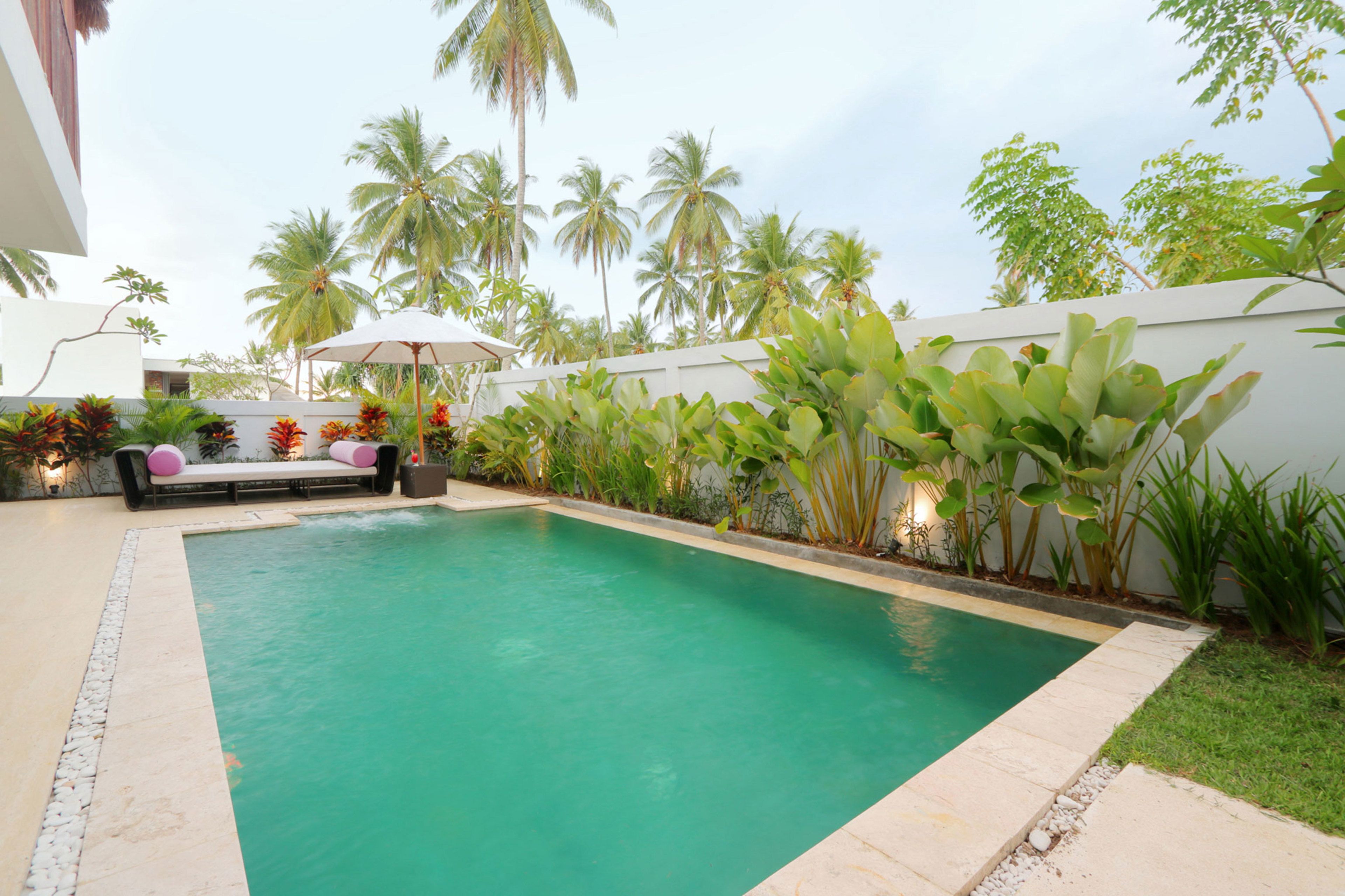 迷你吧、客房内保险箱、办公桌、笔记本电脑工作区