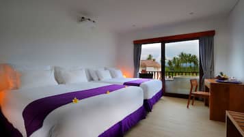 Junior Family Suite | Minibar, safe på rommet, skrivebord og skrivebord for bærbar PC