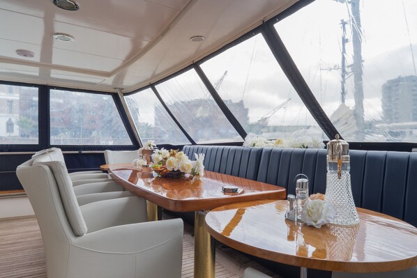 Dagelijks continentaal ontbijt (EUR 15.00 per persoon)