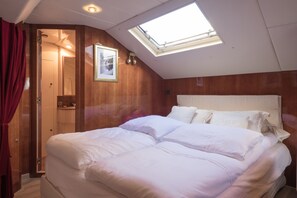 6 bedrooms, Egyptian cotton sheets, premium bedding, down duvets - Christina Onassis Yachthotel (Rotterdam)
