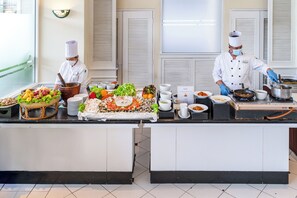 Petit déjeuner buffet (300 THB par personne)