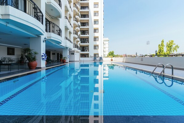 2 outdoor pools, pool loungers