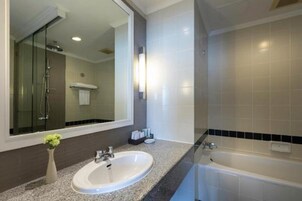1 Bedroom Suite | 욕실 | 샤워 시설, 무료 세면용품, 헤어드라이어, 목욕가운