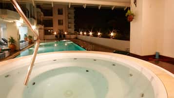 Outdoor spa tub