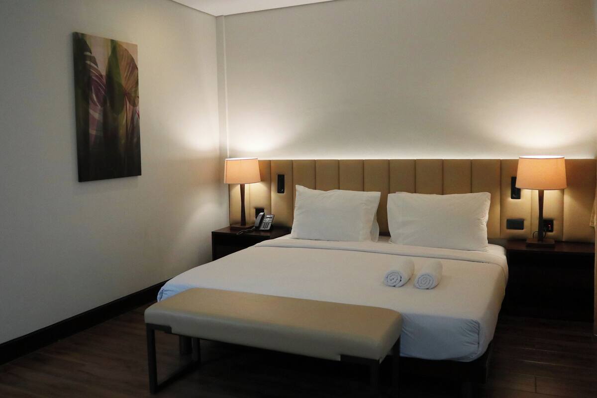 VIP Room | Bộ đồ giường cao cấp, chăn bông, bàn 