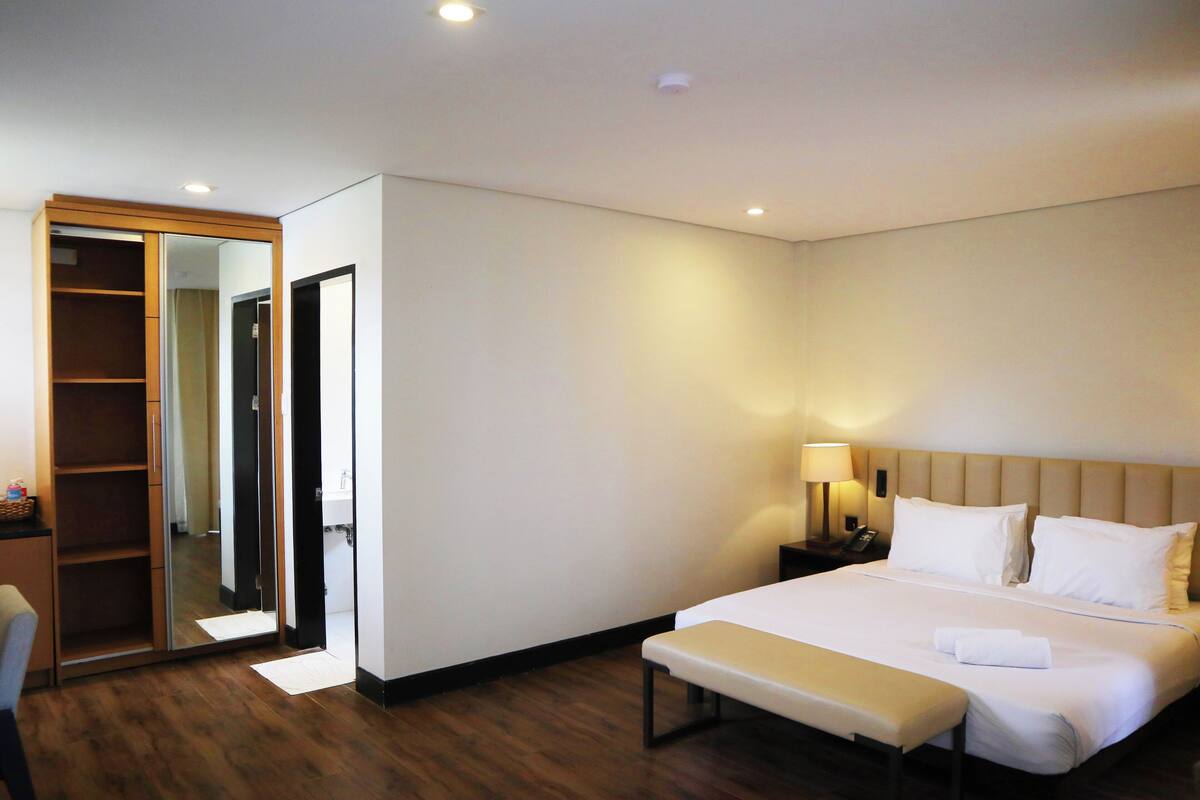Phòng Deluxe | Bộ đồ giường cao cấp, chăn bông, bàn 