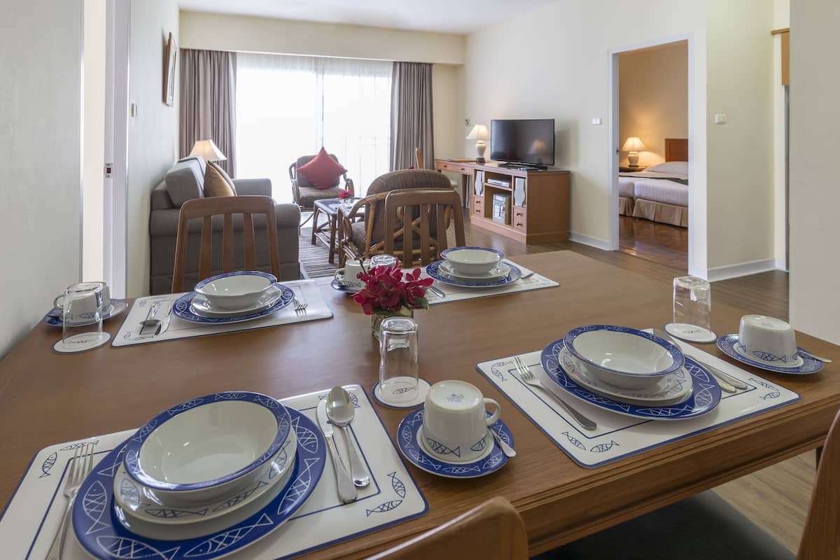 2 Bedrooms Suite | In-room dining