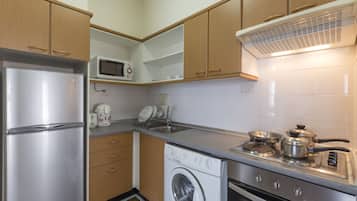 2 Bedrooms Suite | Cozinha privada | Geladeira grande, micro-ondas, cooktop, cafeteira/chaleira