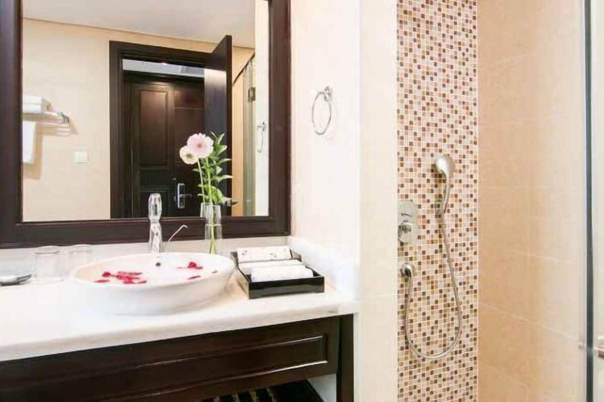 Combined shower/tub, deep soaking tub, free toiletries, hair dryer