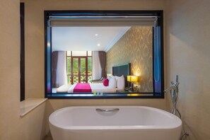 Royal Suite Mountain View | Bathroom | Combined shower/tub, deep soaking tub, free toiletries, hair dryer