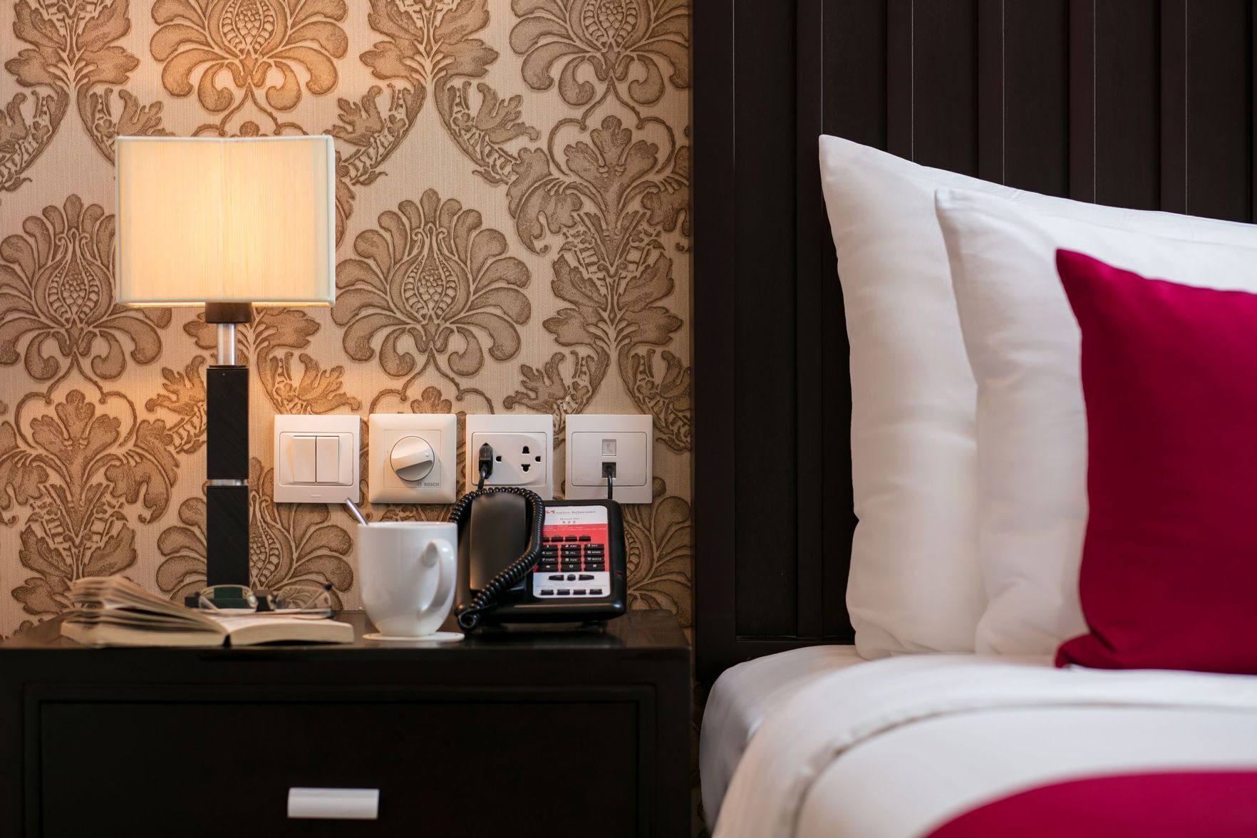 Minibaari, tallelokero huoneessa, työpöytä, äänieristys