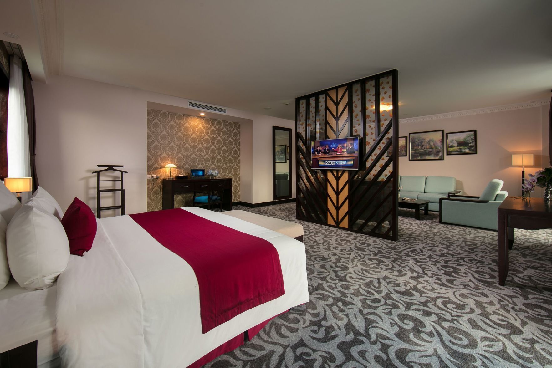 Minibaari, tallelokero huoneessa, työpöytä, äänieristys