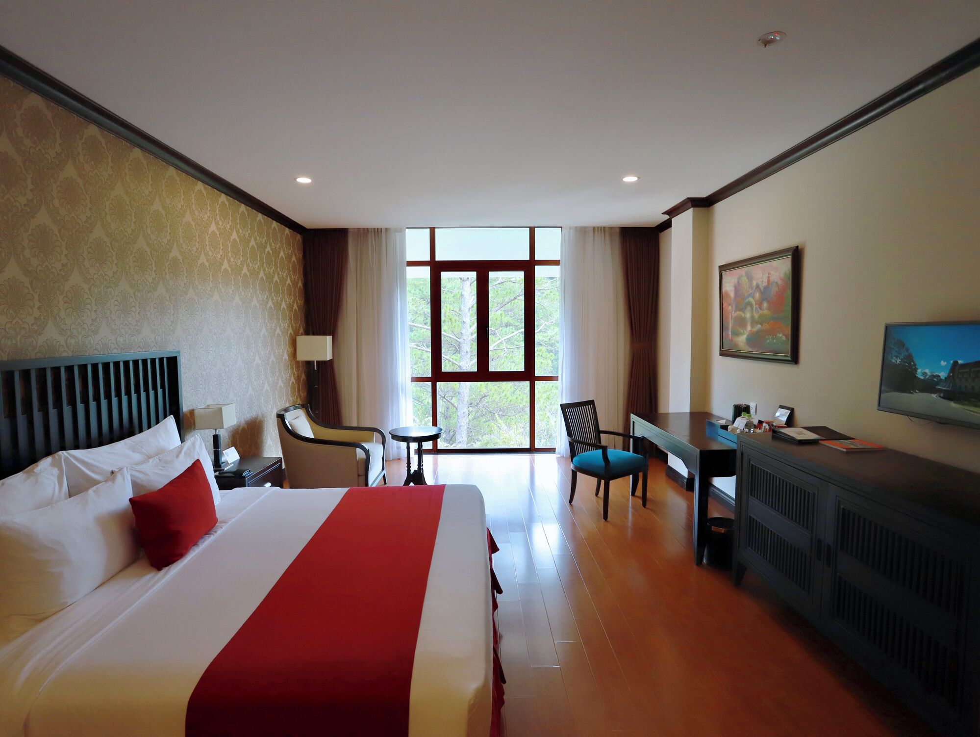 Studio, 1 kingsize bed, uitzicht op bergen | Een minibar, een kluis op de kamer, een bureau, geluiddichte muren