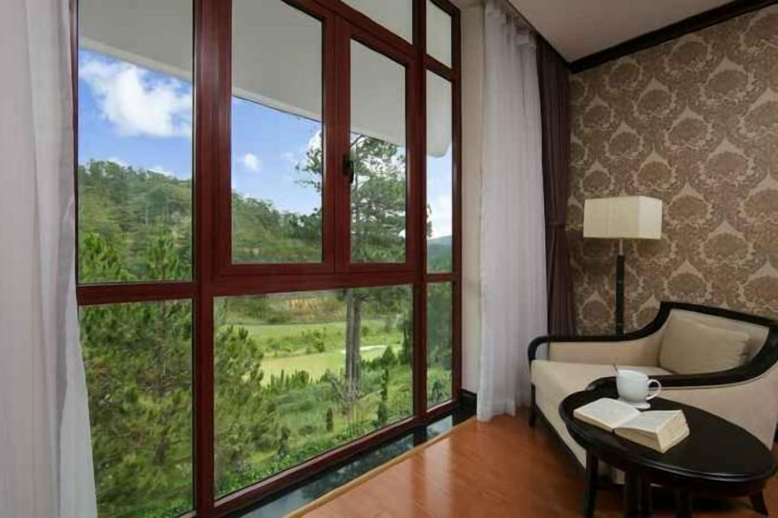 Living area | 32-inch flat-screen TV with cable channels, TV, fireplace