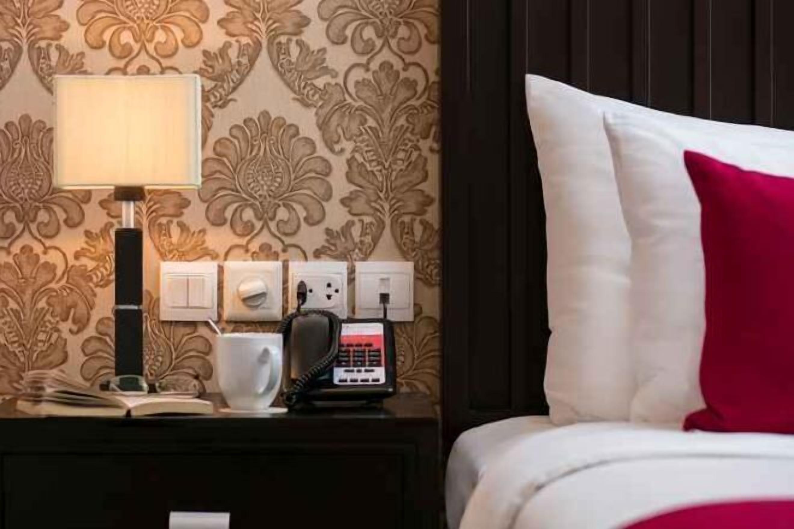 Minibar, safe på rommet, skrivebord og lydisolert