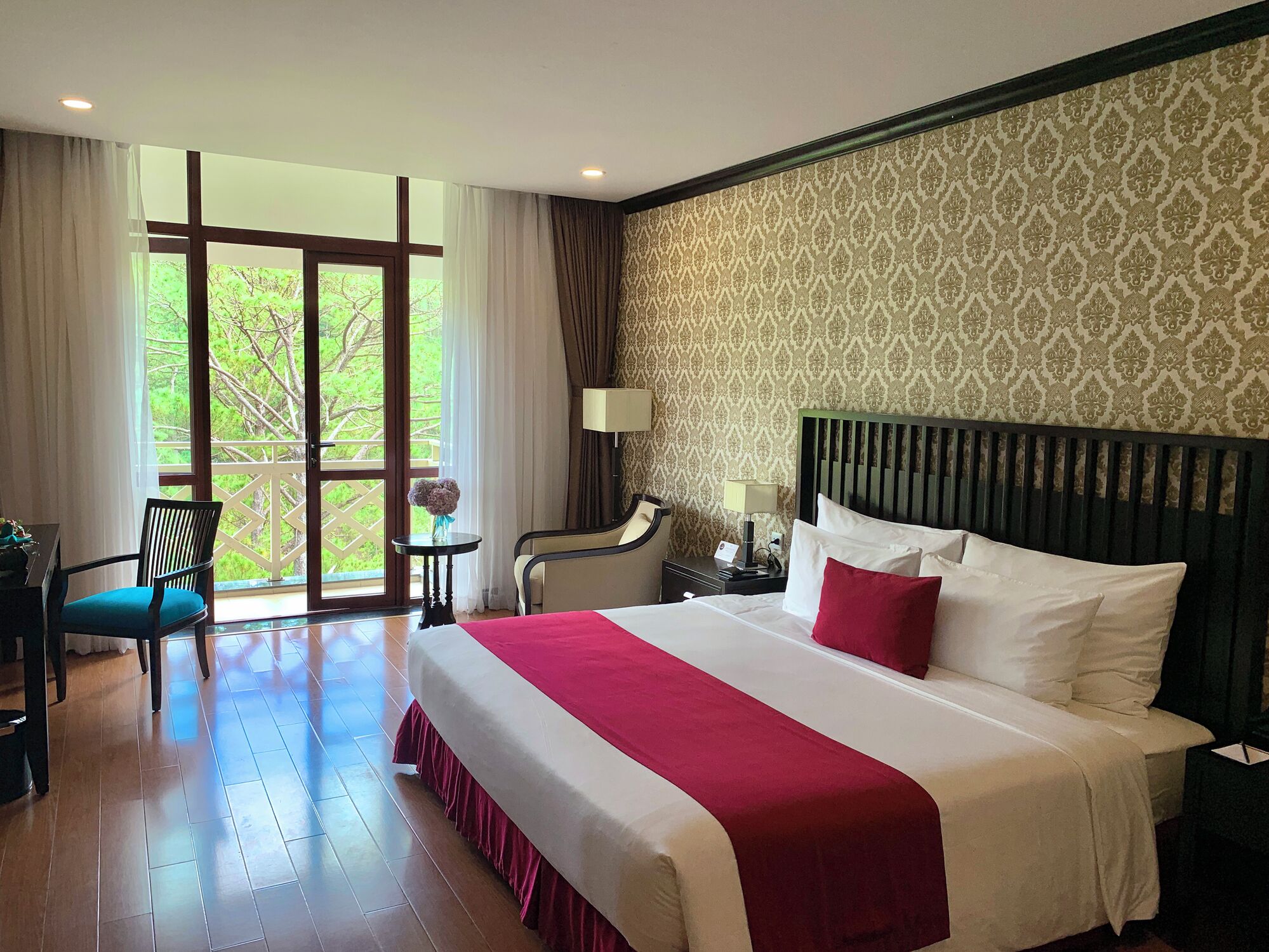 Deluxe kamer, 1 kingsize bed, uitzicht op bergen | Een minibar, een kluis op de kamer, een bureau, geluiddichte muren