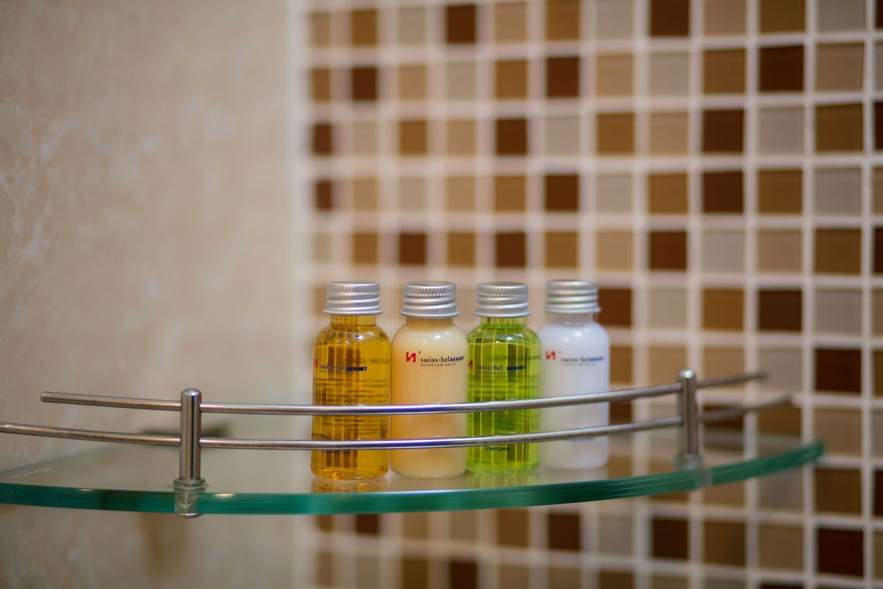 Kylpyhuoneen mukavuudet | Suihkun ja ammeen yhdistelmä, syvä kylpyamme, ilmaiset hygieniatuotteet