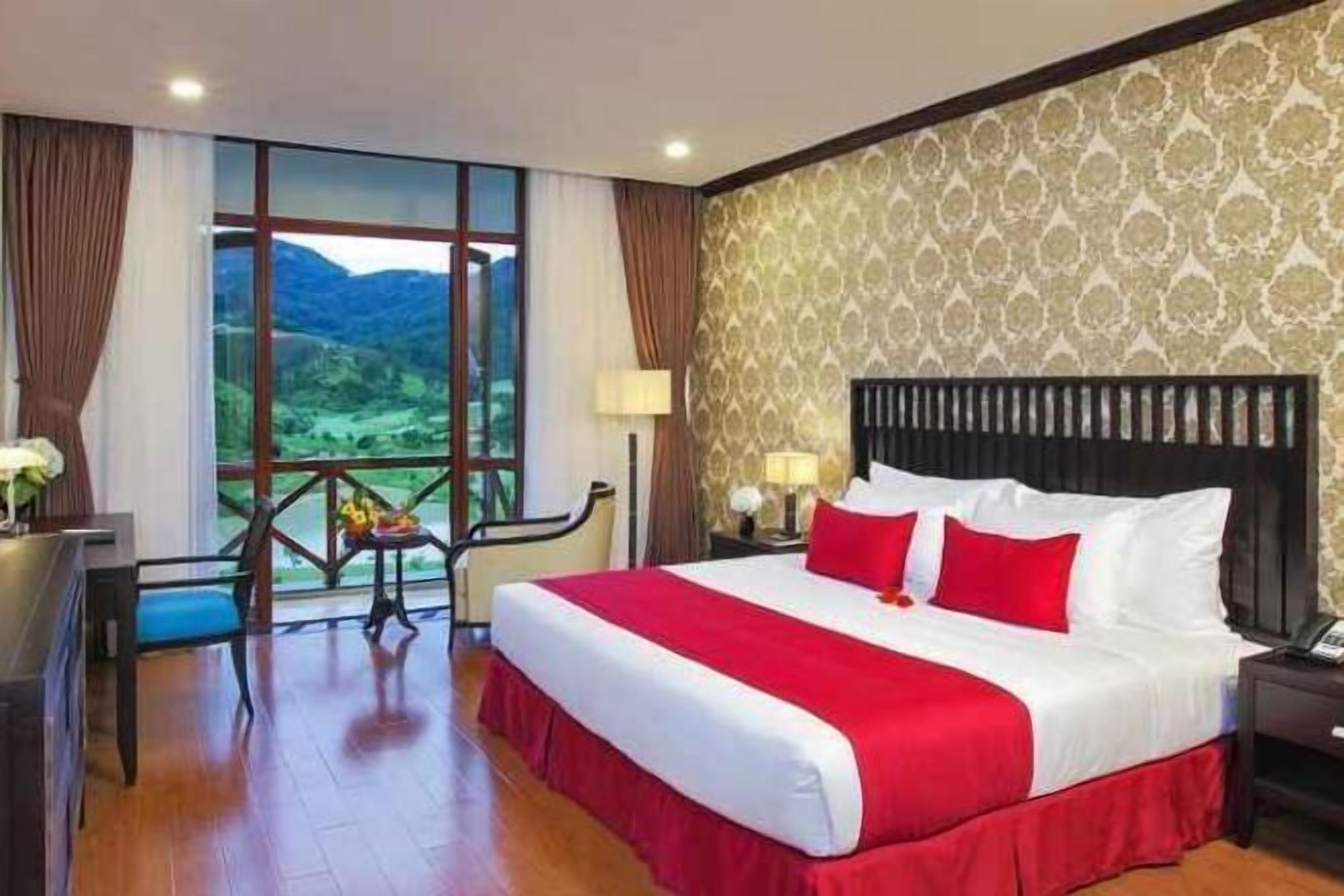 Minibar, safe på rommet, skrivebord og lydisolert