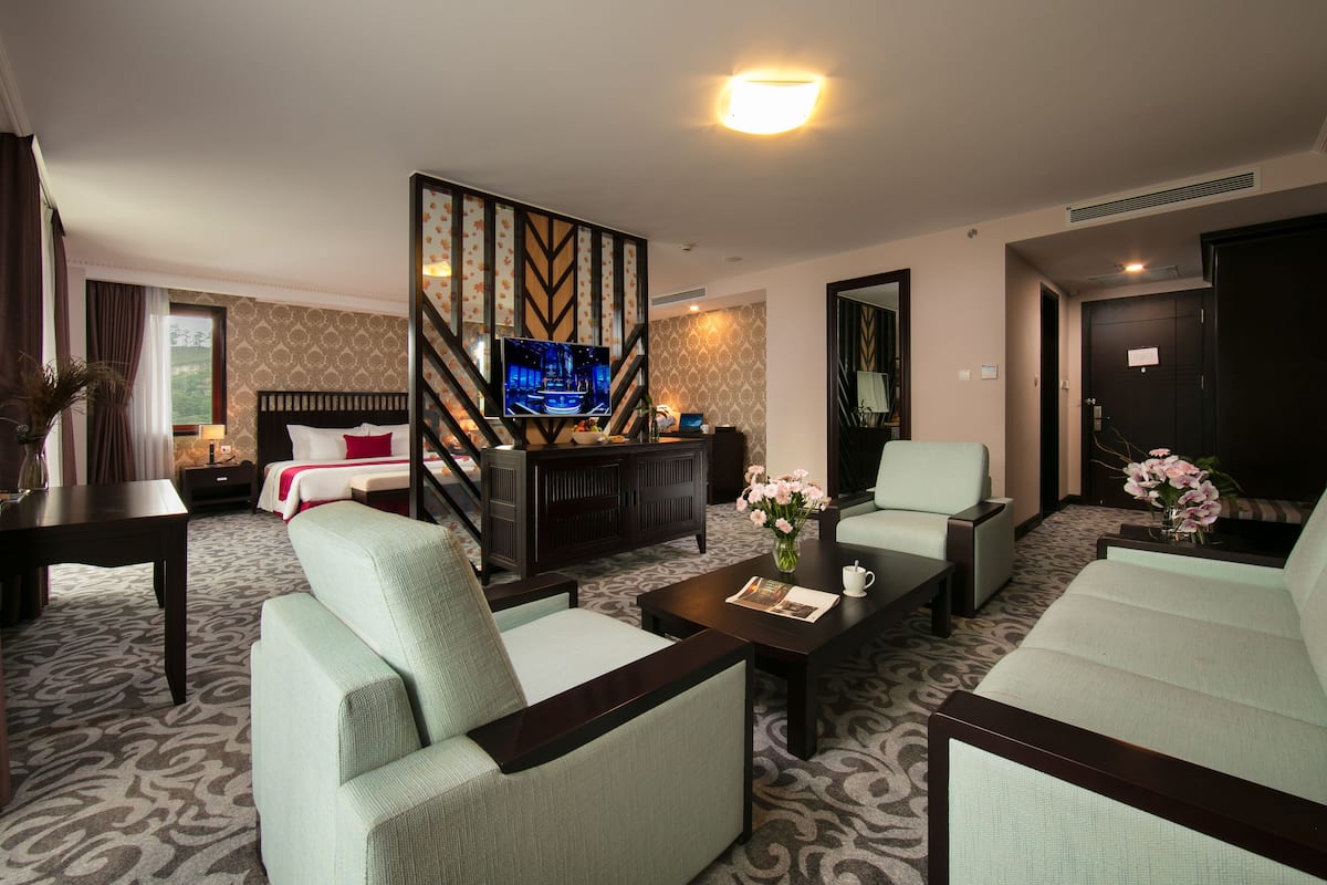 royal suite mountain view | 1 bedroom, minibar, in-room safe, desk