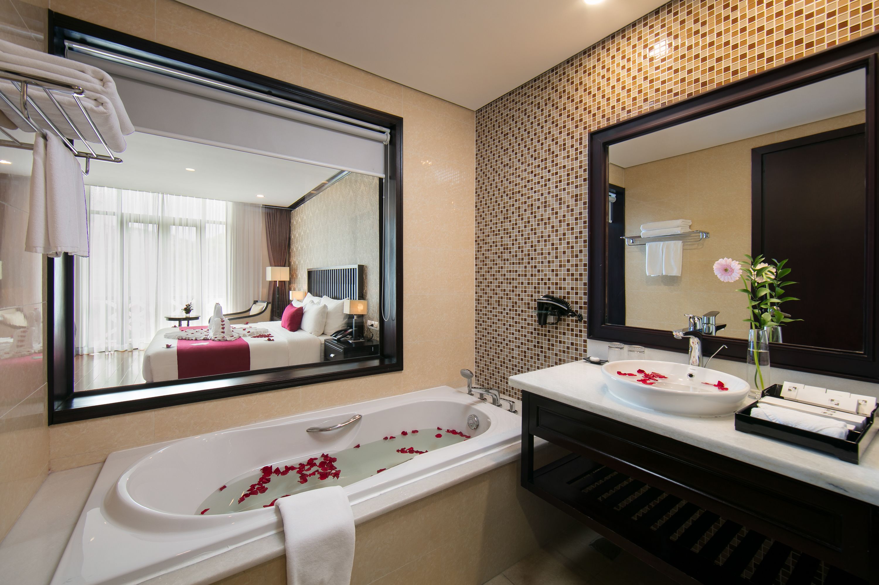 combined shower/bathtub, deep-soaking bathtub, free toiletries