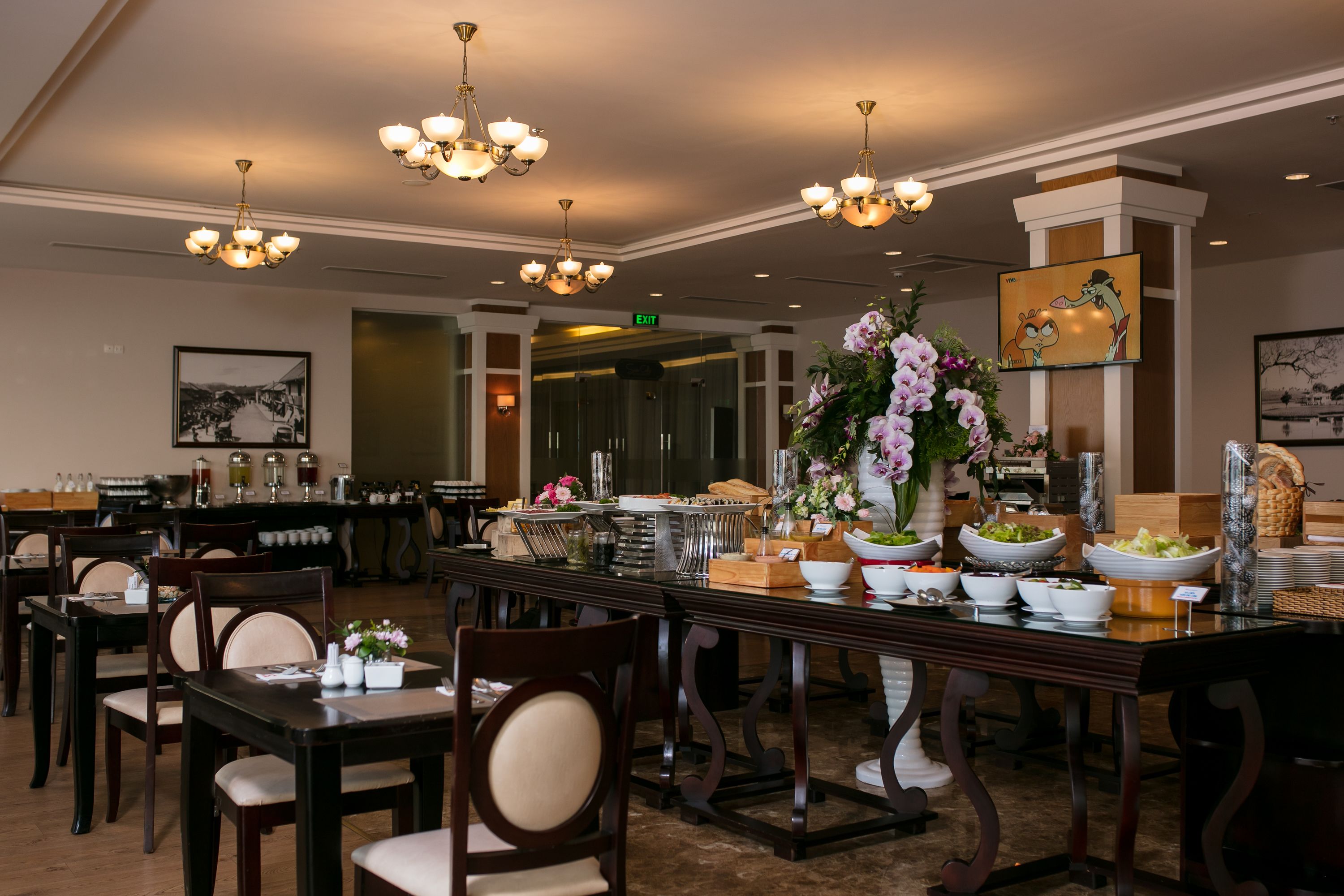 breakfast, lunch, dinner served; international cuisine