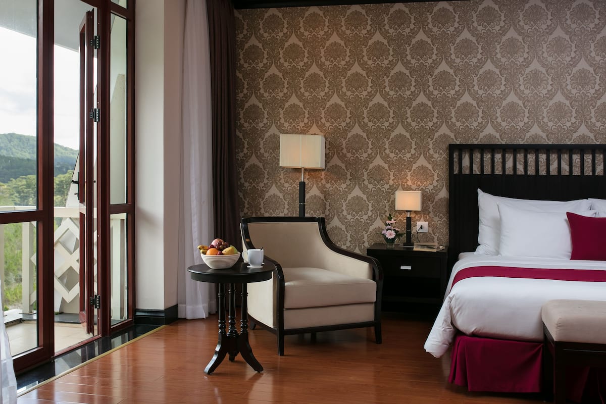 king suite mountain view | 1 bedroom, minibar, in-room safe, desk