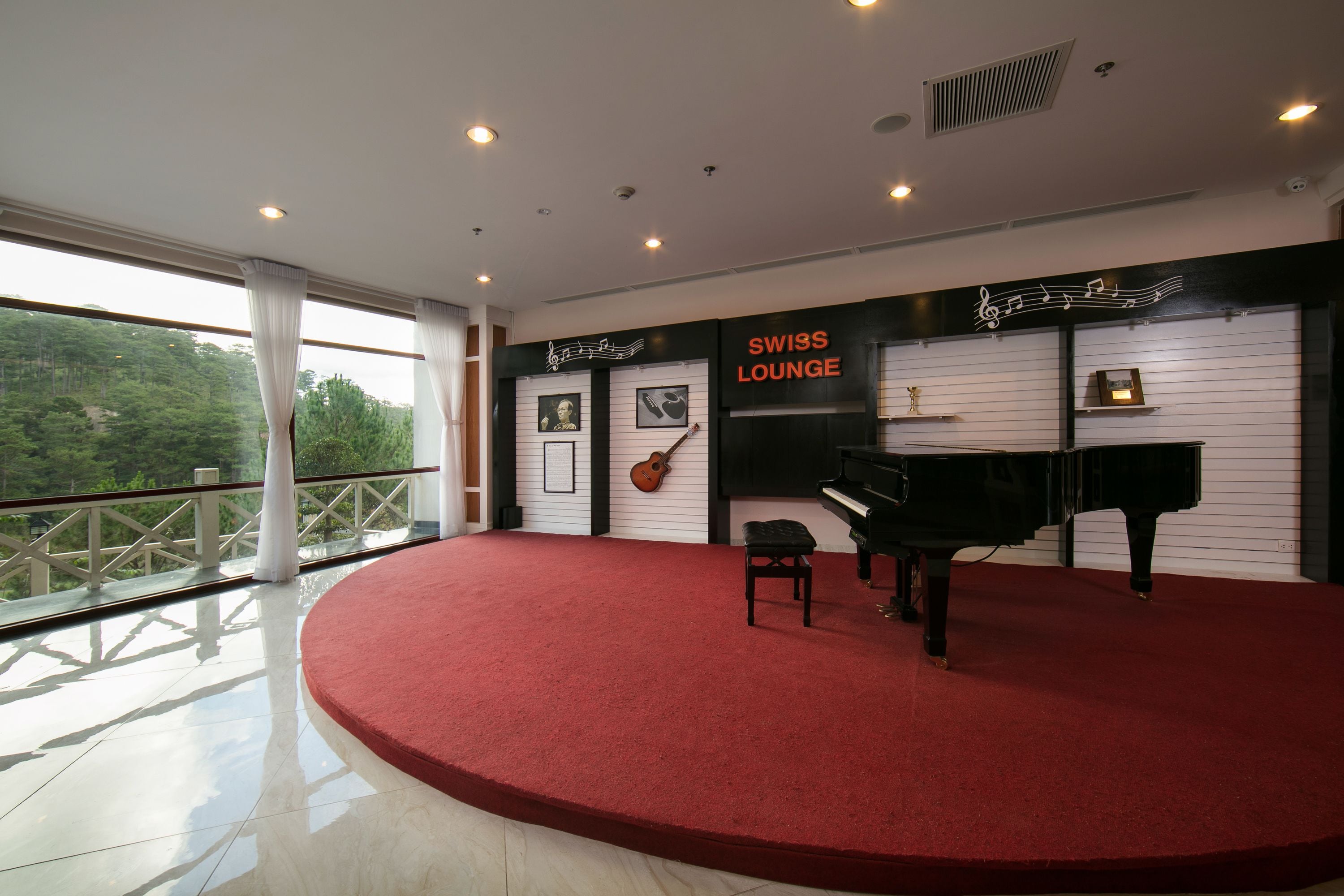 3 bars/lounges, poolside bar