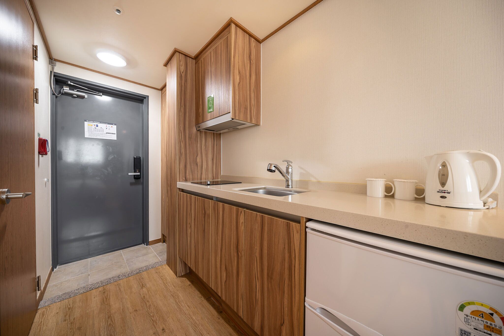 standard twin room | private kitchen | fridge, microwave, electric kettle, high chair