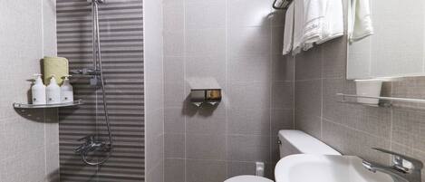 Un baño moderno con ducha, inodoro y lavabo.