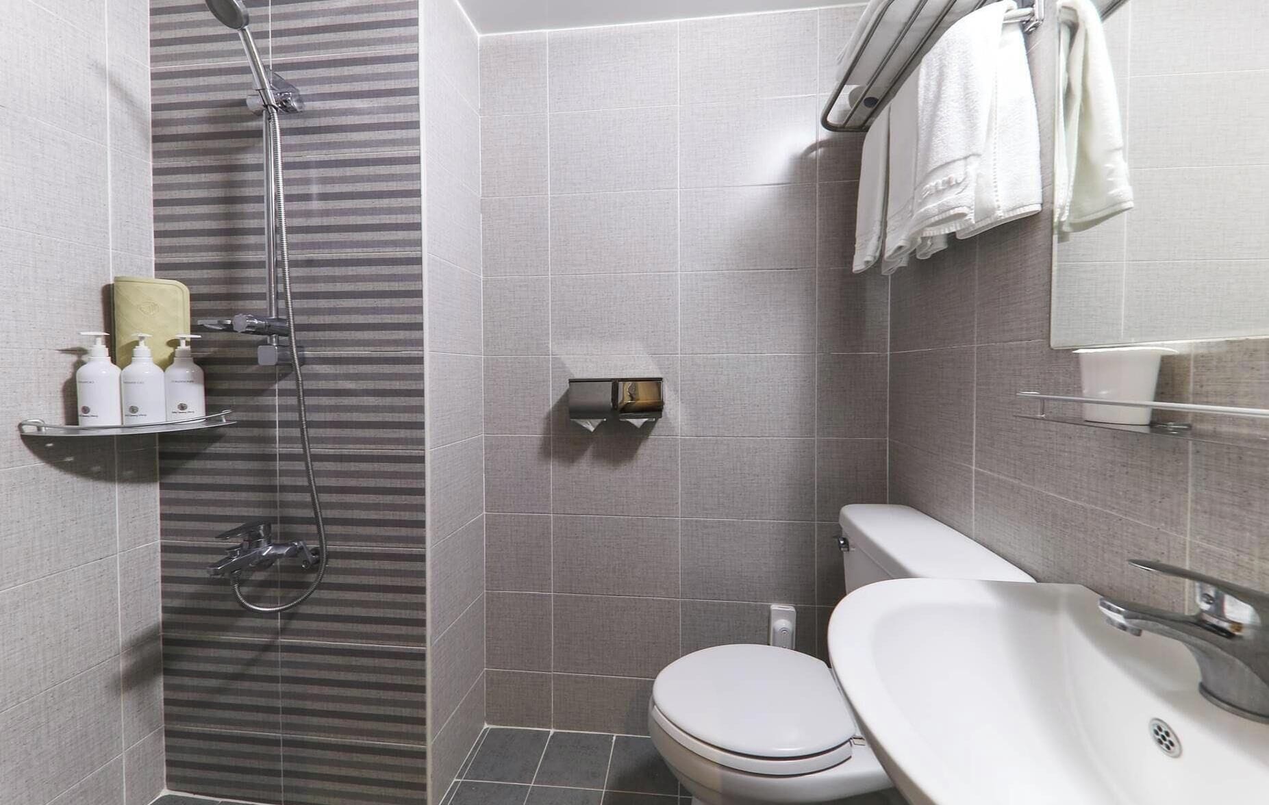 Ducha, secador de pelo, toallas y jabón