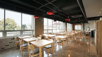 Lemari es, microwave di ruangan umum, dan ketel listrik
