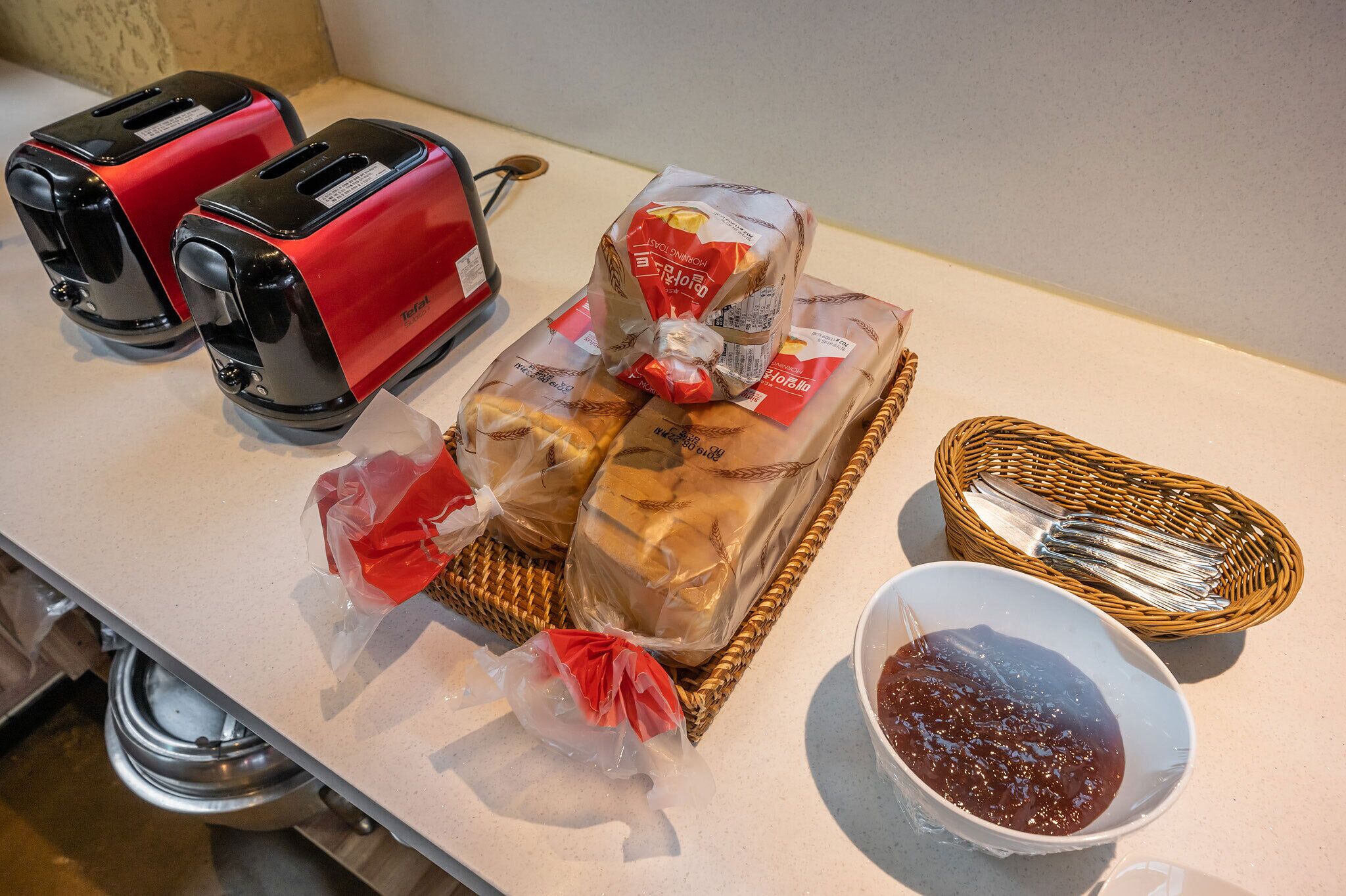 daily self-service breakfast (krw 4000 per person)