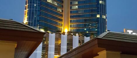 Grand Room, 1 King Bed | Terrace/patio