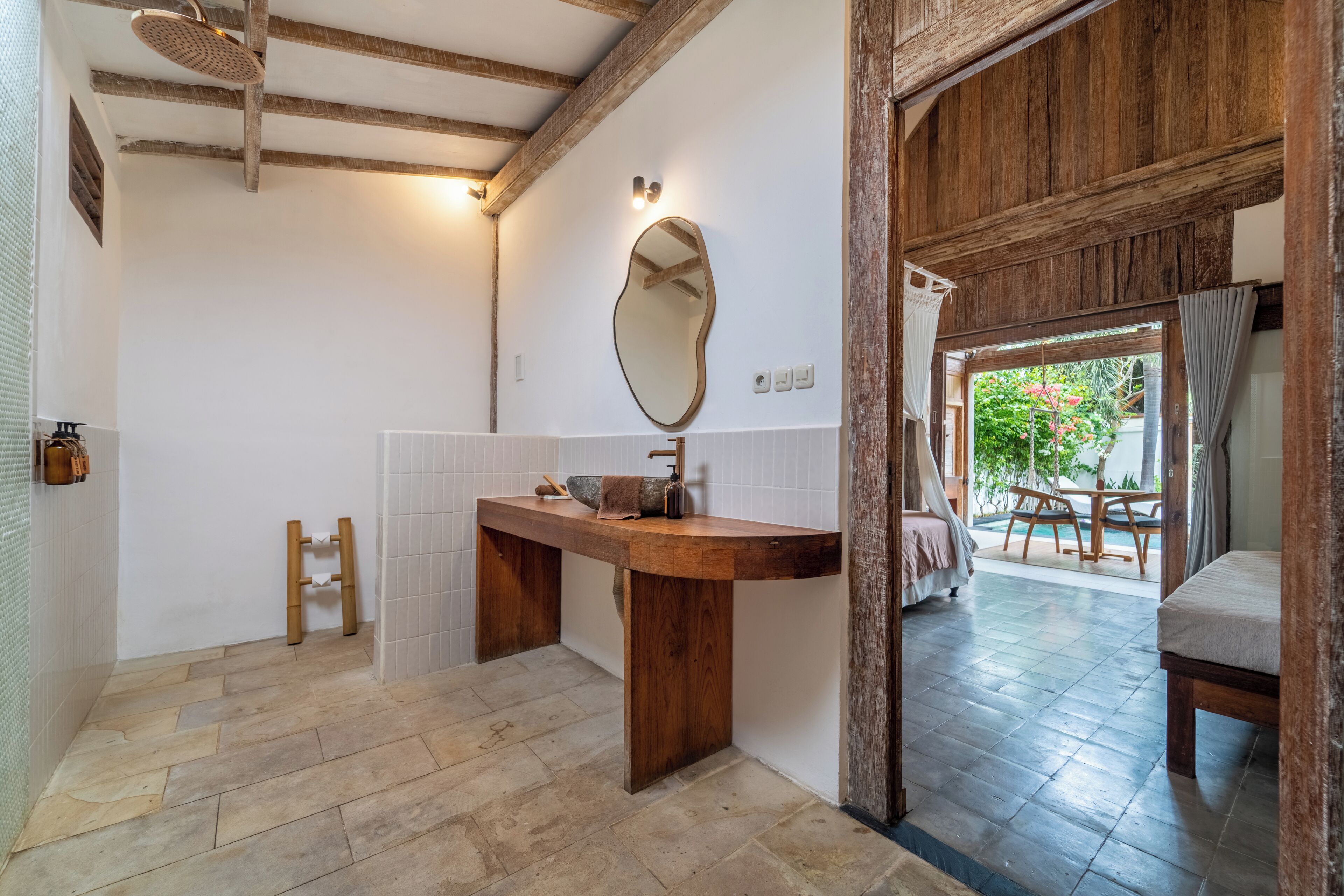 Shower, free toiletries, hair dryer, bidet