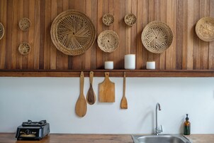 Refrigerador con freezer, placa de cocina, cafetera/tetera