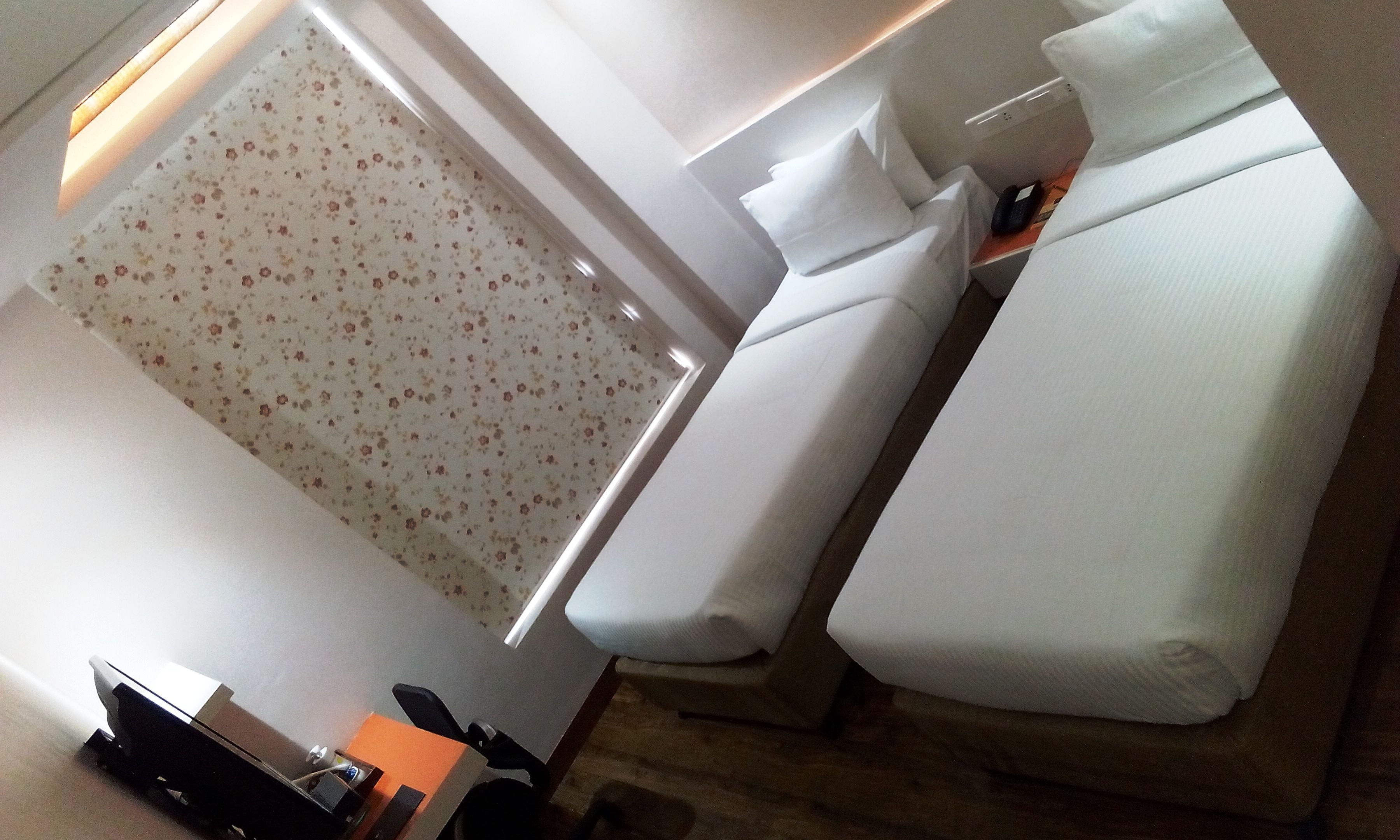 Een moderne kamer met een bank, een tafeltje en een kamerbedekking met patroon.